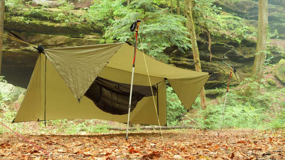 キャンプ中の雨対策に便利なアイテム 「タープ」とは？